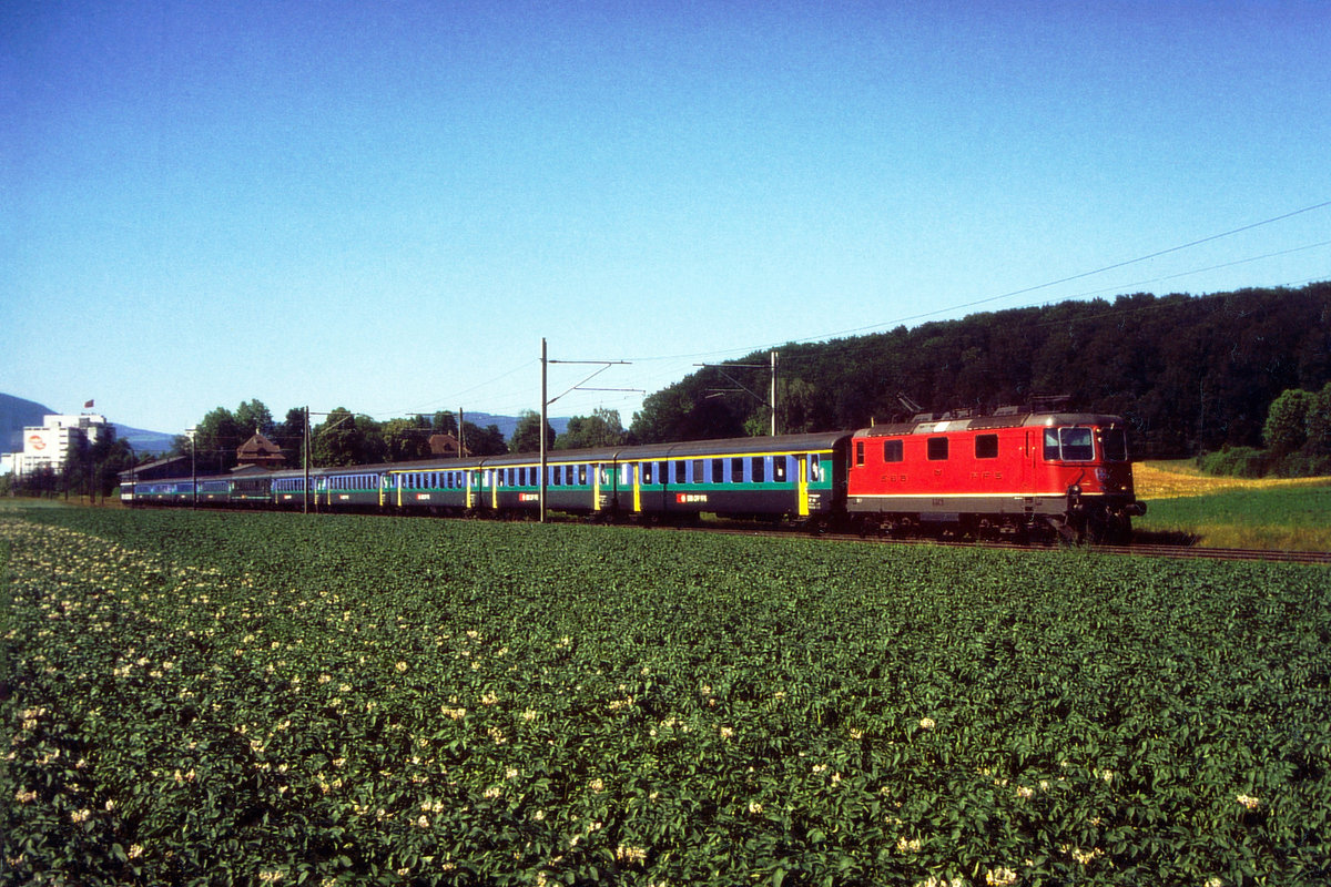 SBB: Raststatt - Bern, Streckenunterbruch Basel - Karlsruhe:
Laut der schweizerischen Pendlerzeitung 20 Minuten stehen derzeit für die Reisenden in der Schweiz solche Züge im Einsatz als ICE-Ersatz auf einigen Verbindungen  von Basel nach Zürich und teils weiter nach Chur oder von Basel über Bern nach Interlaken. Dabei müssen die Fahrgäste auf der Fahrt in den 50 Jahre alten Wagen bei der gegenwärtigen grossen Hitze auf die Klimaanlage verzichten. Das Archivbild vom Juli 2002 entstand bei Herzogenbuchsee.
Foto: Walter Ruetsch     