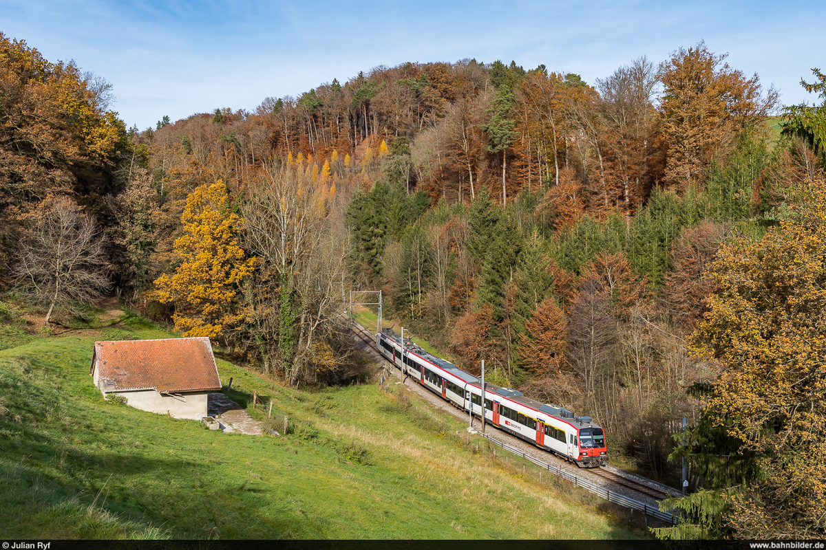 SBB RBDe 560 / Pensier, 18. November 2021<br>
Leermaterialzug Neuchâtel - Fribourg<br>
Ab Fahrplanwechsel werden die Domino-Züge hier planmässig als Ersatz für die RBDe-Pendelzüge der TPF fahren, welche ausrangiert werden. Die SBB stellt der TPF dafür und für den Betrieb der S40 zwischen Fribourg und Romont 11 Domino-Züge zur Verfügung.