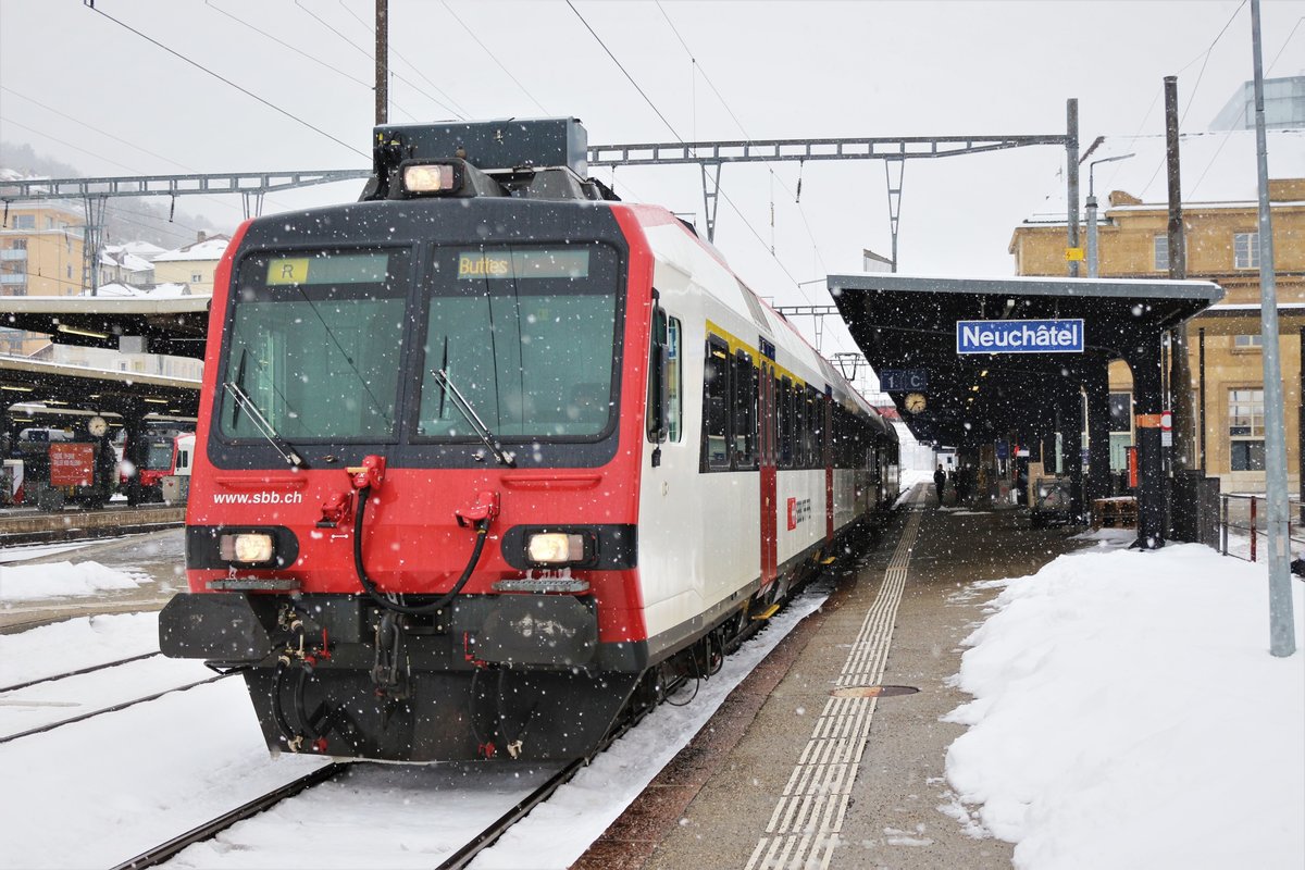 SBB RBDe 560  Domino  als Regio Neuchâtel - Buttes wartet auf Gleis 1 auf ihre Abfahrt um 14.41 Uhr im Bahnhof Neuchâtel.