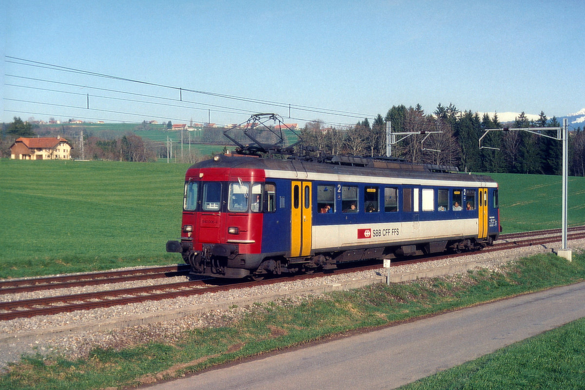 SBB: RBe 540 EINSÄTZE IN DER WESTSCHWEZ.
Seit dem Fahrplanwechsel 2004 verkehrten auf dem Abschnitt Romont – Palézieux der SBB-Strecke Fribourg – Lausanne von Montag bis Freitag alleinfahrende Triebwagen RBe 540.
Der Solotriebwagen, der wochentags als Regionalzug zwischen Romont und Palézieux fuhr, kam an den Wochenenden am Genfer See zum Einsatz. Der RBe führte den aus vier EW II gebildeten RE 2618 Lausanne – Genève; als Rückleistung bespannte er den aus Dt, EW II  und Re 4/4 II gebildeten Pendelzug RE 2635.
Regionalzug mit dem RBe 540 006 bei Palézieux auf der Fahrt nach Romont am 22. April 2005.
Foto: Walter Ruetsch



 

