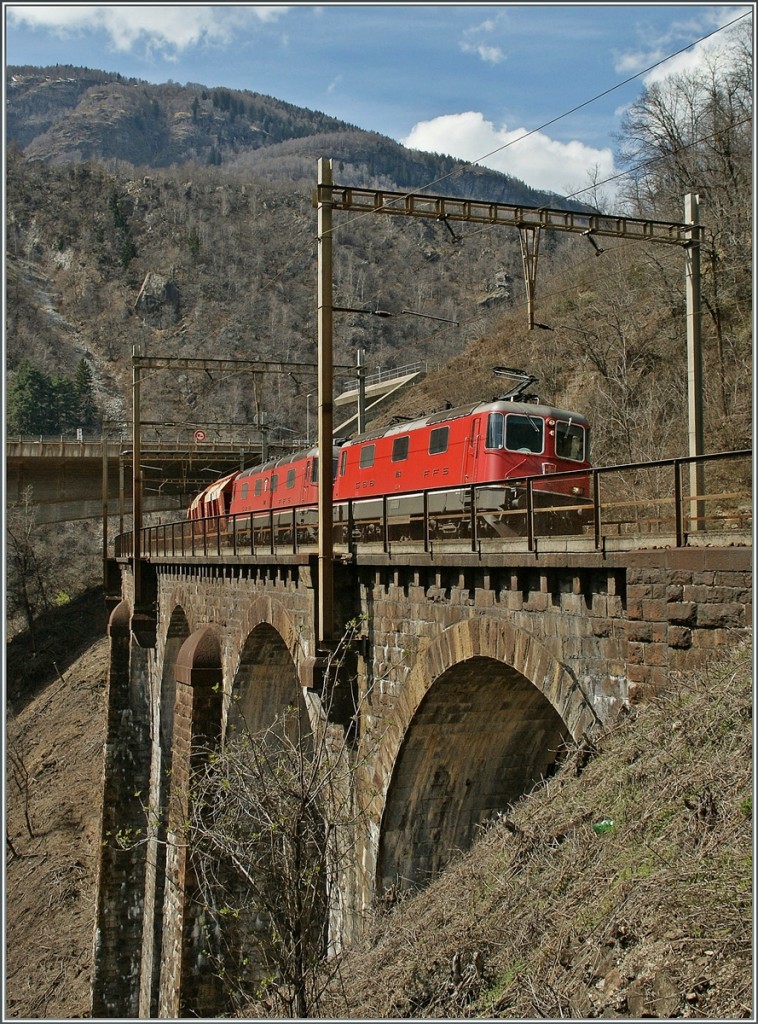 SBB  Re 10/10  auf dem Pianotonod Viadukt in der Biaschina.3. April 2013