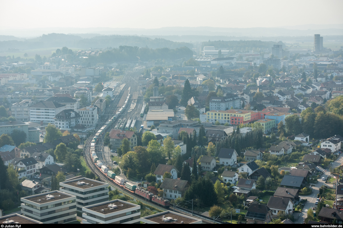 SBB Re 10/10 durchfährt am 29. September 2018 mit einem UKV-Zug Burgdorf.