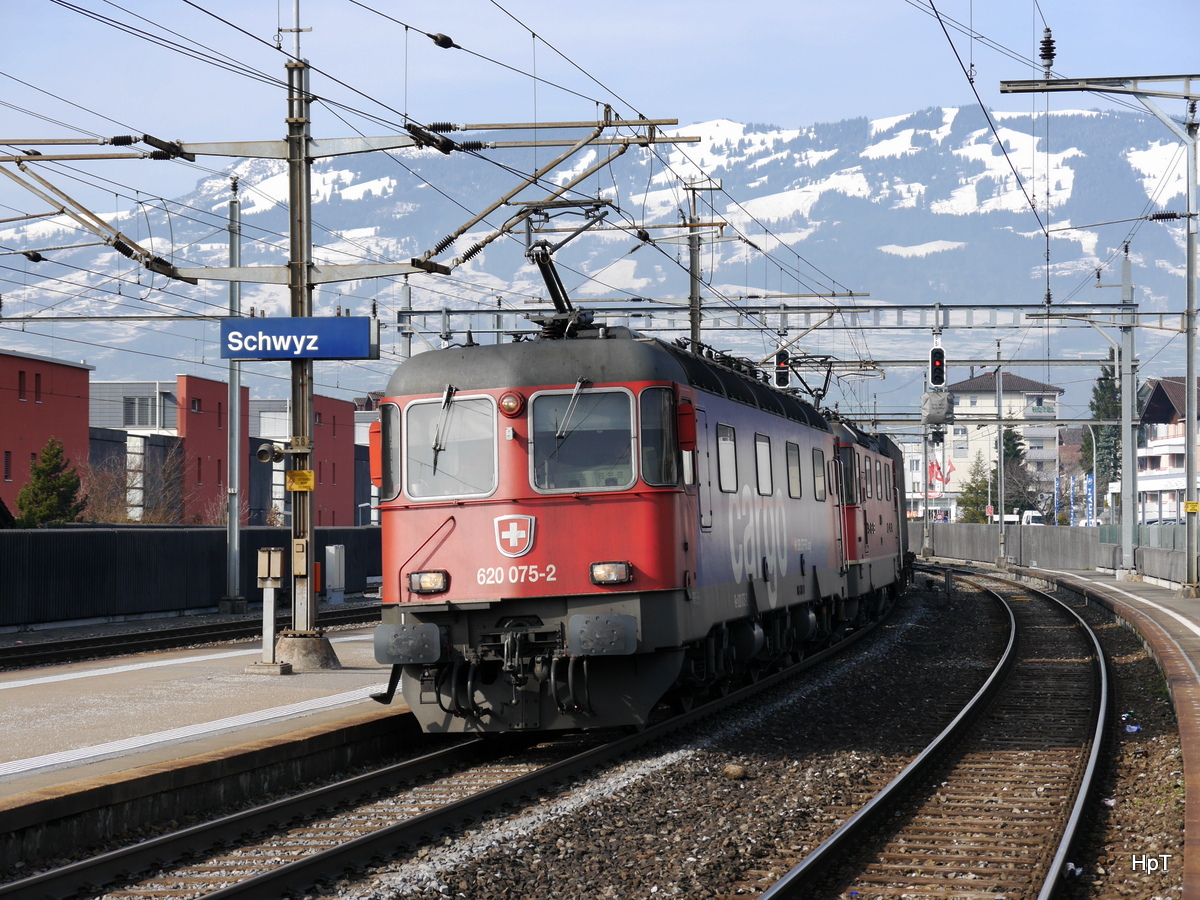 SBB - Re 10/10 mit Re 6/6  620 075-2 und Re 4/4 ?? mit Güterzug bei der durchfahrt im Bahnhof Schwyz am 26.02.2016