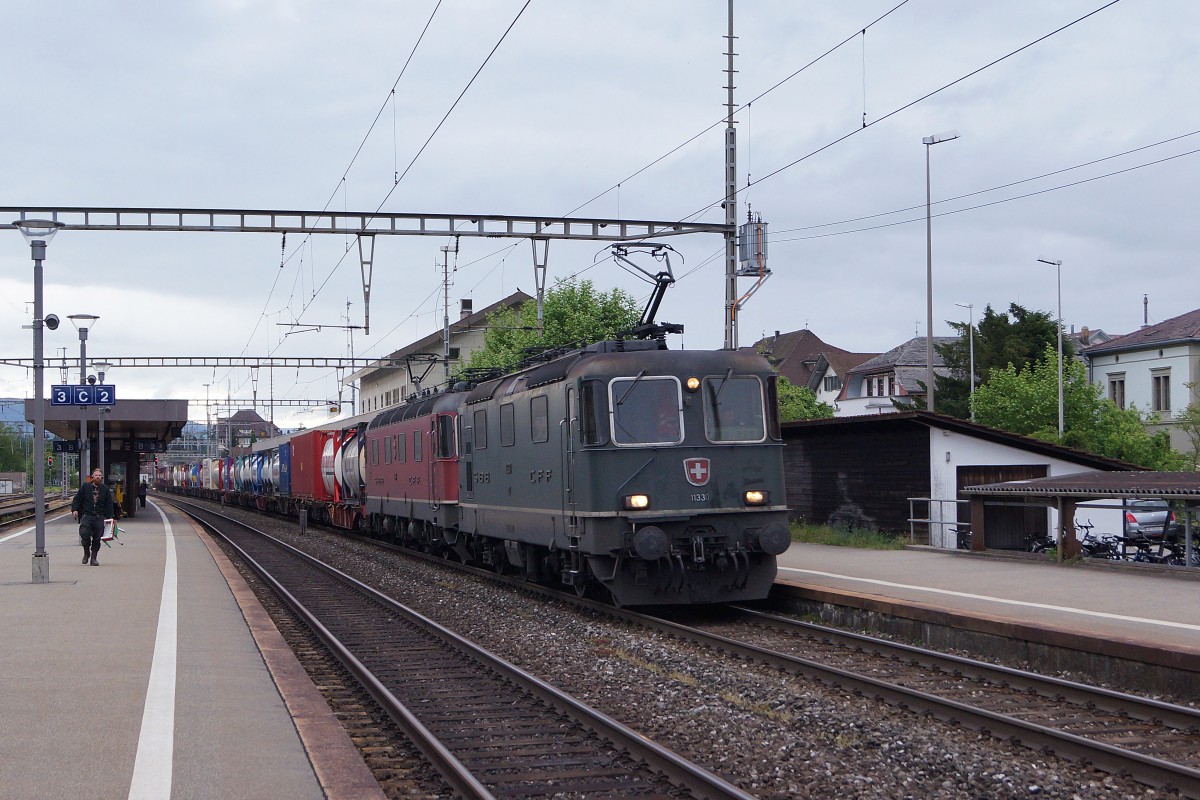 SBB: Re 10/10 mit einem gemischten Güterzug am Hacken bei der Bahnhofsdurchfahrt Herzogenbuchsee am 19. Mai 2015. Dieser Güterzug wurde angeführt von der grünen Re 4/4 II 11330.
Foto: Walter Ruetsch