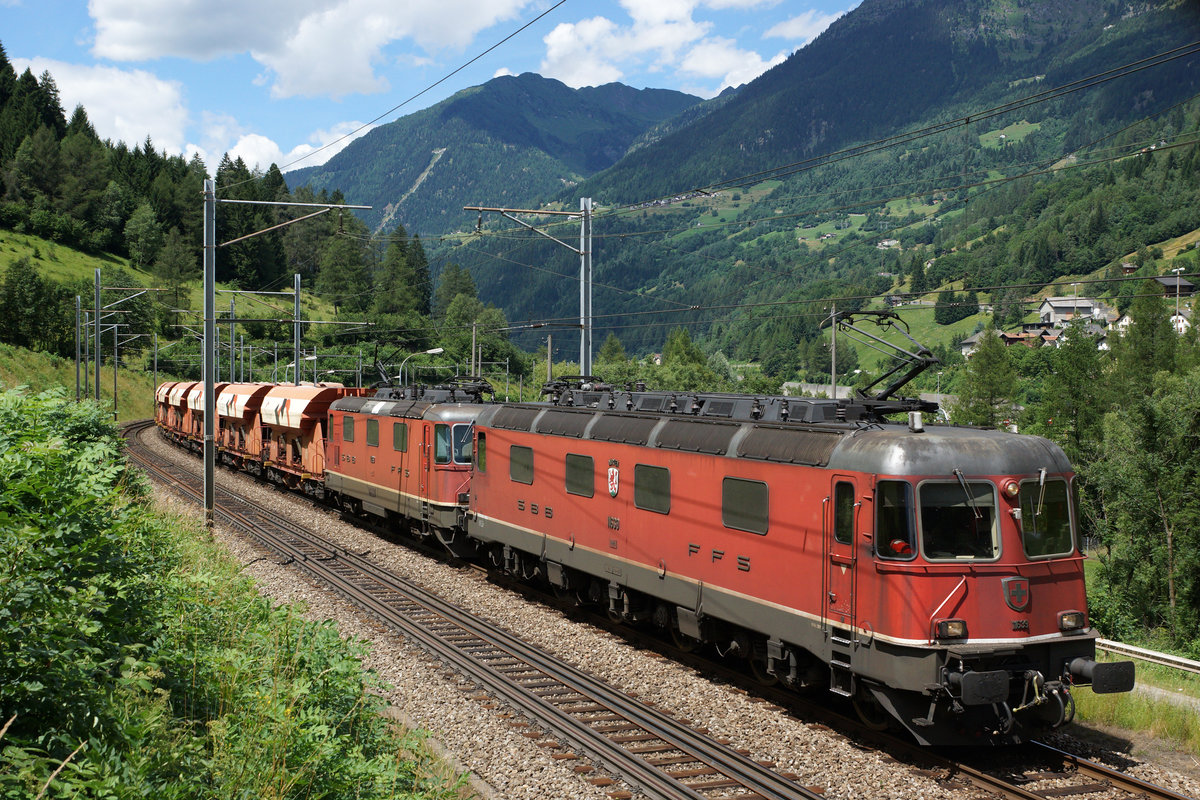 SBB: Re 10/10 mit einem Holcim Sand- und Kieszug auf der Gotthard-Südrampe unterwegs am 28. Juli 2016. An der Spitze dieses Zuges war die Re 6/6 11639  Murten  eingereiht.
Foto: Walter Ruetsch   