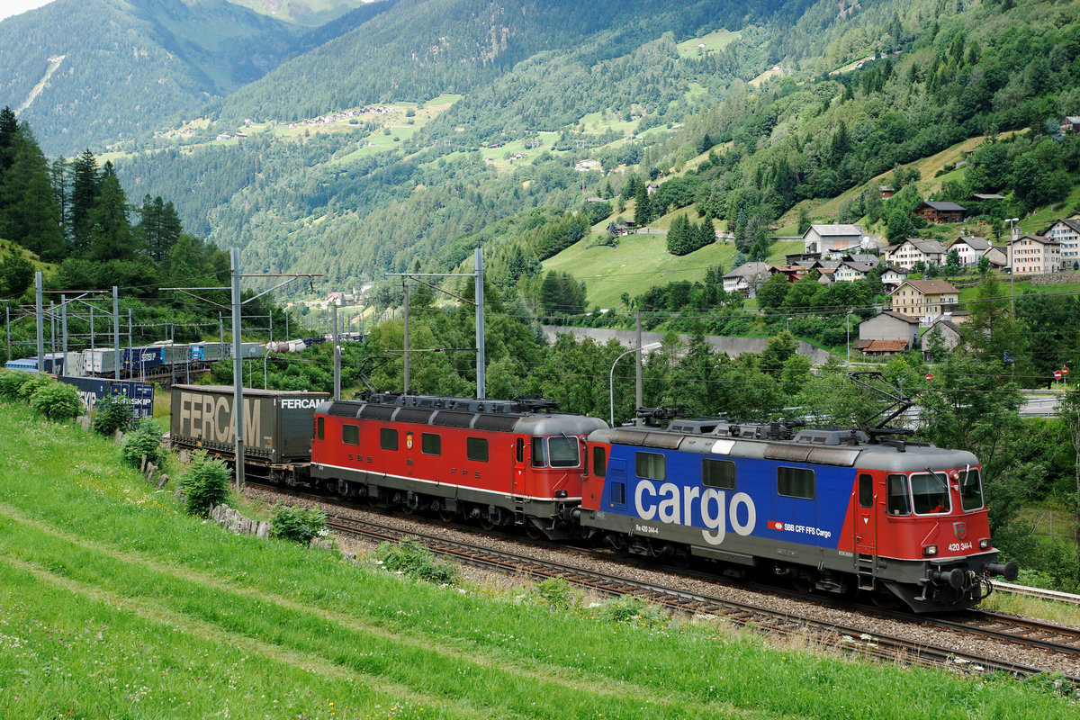 SBB: Re 10/10 mit einem Containerzug auf der Gotthard-Südrampe unterwegs am 28. Juli 2016. Dieser Zug wurde geführt mit der 420 344-4 und der Re 6/6 11681  Immensee . 
Foto: Walter Ruetsch