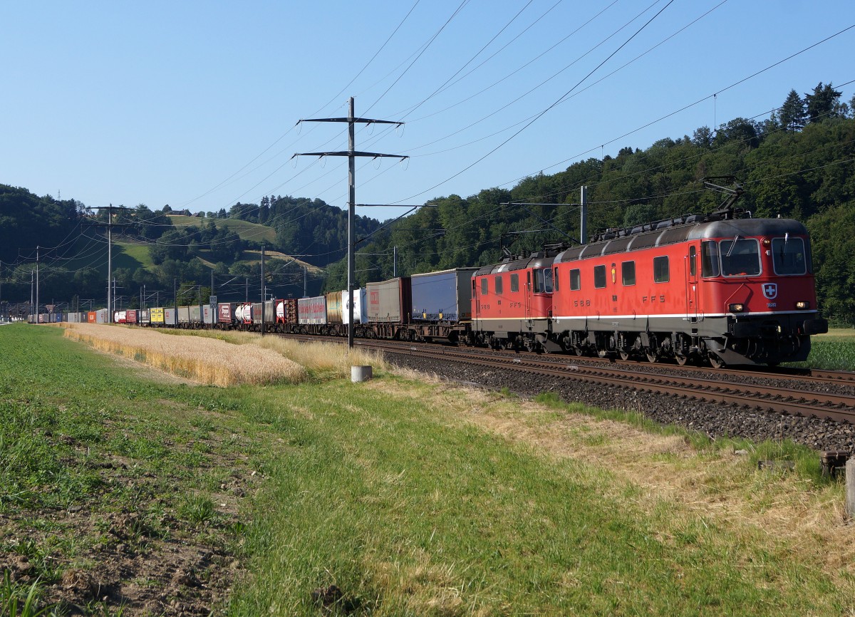 SBB: Re 10/10 mit Re 6/6  Möhlin  bei Heimiswi am 11. Juli 2015.
Foto: Walter Ruetsch