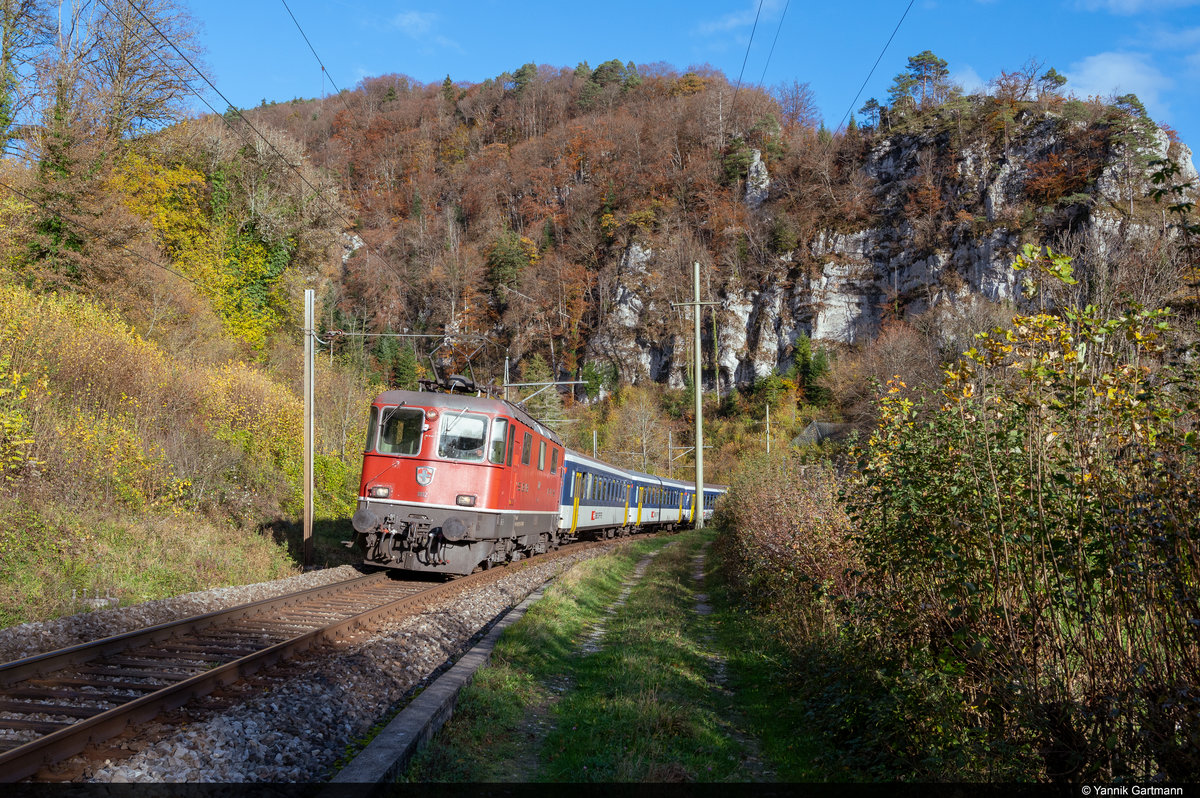 SBB Re 420 112-5 zieht ihren EW I Pendel als MAT von Basel nach Bure um später als Militärextrazug wieder nach Basel zu fahren. Hier wurde der Zug am 30.10.2020 kurz nach dem Bahnhof Saint-Ursanne aufgenommen.