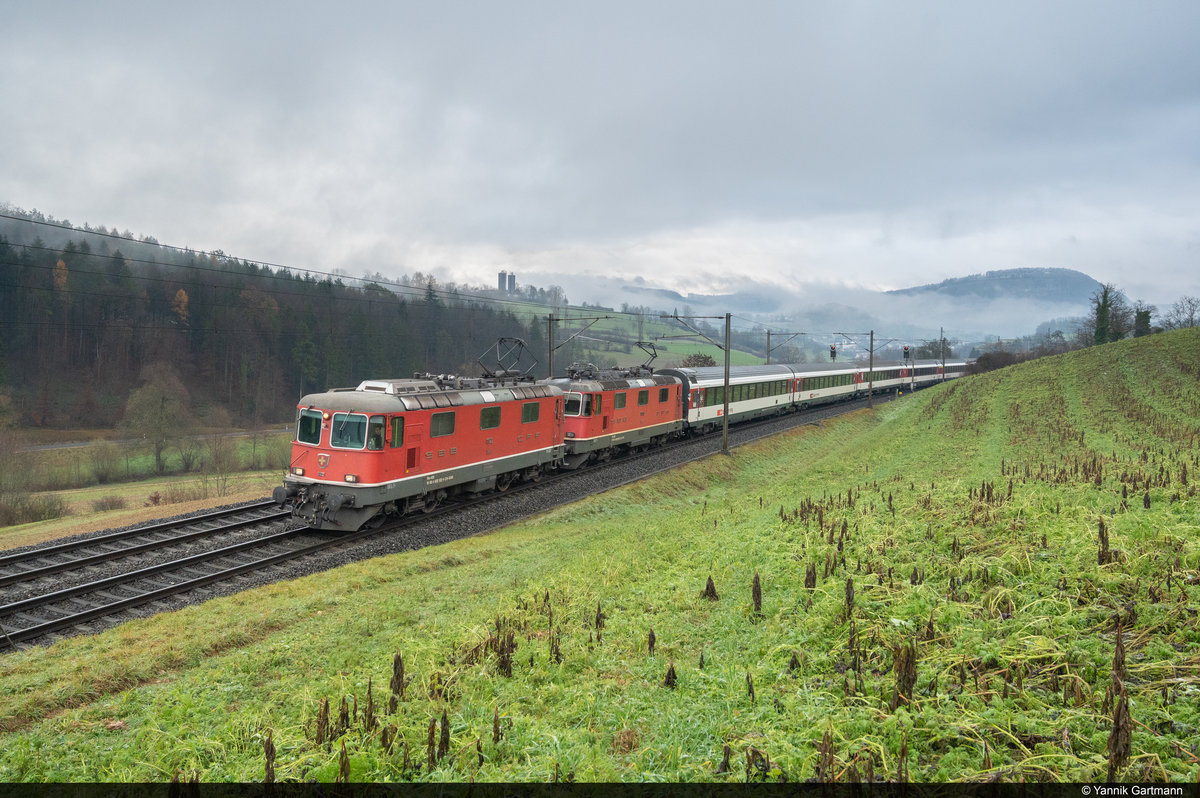 SBB Re 420 122-4 & Re 420 299-0 sind unterwegs mit IR36 1964 von Zürich HB nach Basel SBB und konnten hier am 07.12.2020 zwischen Zeihen AG und Hornussen aufgenommen werden.