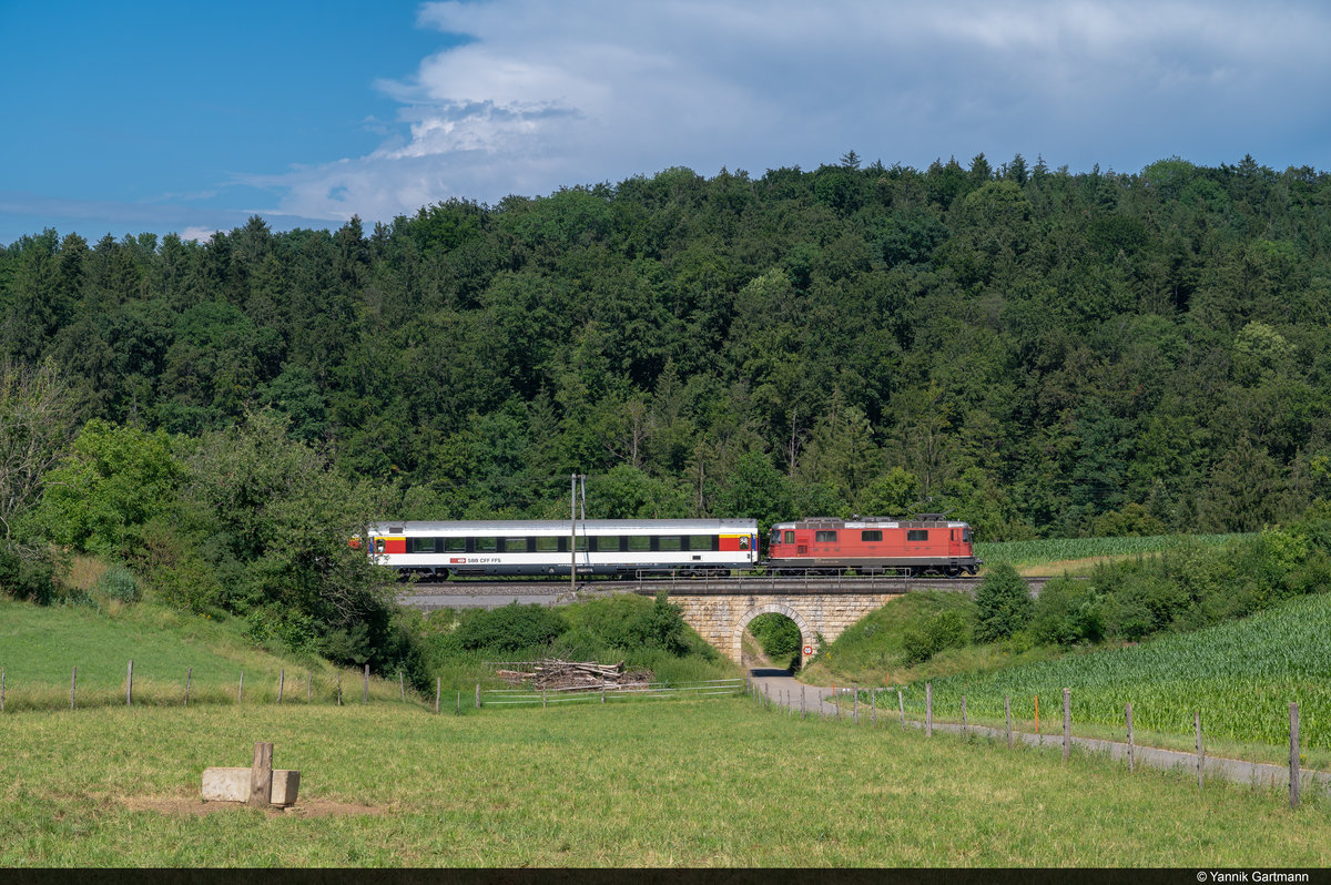 SBB Re 420 153-9 mit einem IR36 überquert eine kleine Brücke bei Hornussen AG. Aufgenommen am 27.06.2020