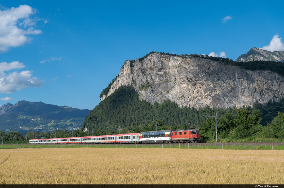 SBB Re 420 154-7 ist am 12.07.2020 mit dem EC 164 Transalpin unterwegs in der Verbindungsschlaufe bei Sargans aufgenommen.