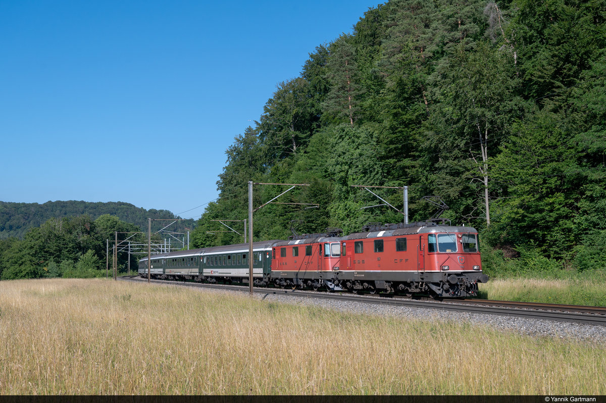 SBB Re 420 157-0 und Re 420 302-2 sind mit ihrer IR36 Komposition am 25.06.2020 unterwegs in Richtung Frick, Basel SBB. Hier zwischen dem ehemaligen Bahnhof Hornussen und Frick augenommen.