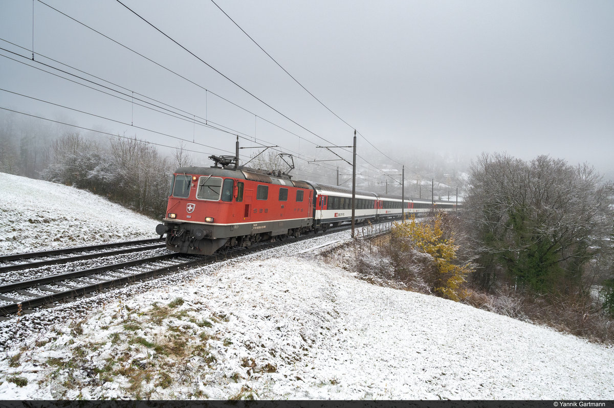 SBB Re 420 159-6 unterwegs mit IR36 1962 von Zürich HB nach Basel SBB konnte hier am 07.12.2020 bei Villnachern aufgenommen werden.