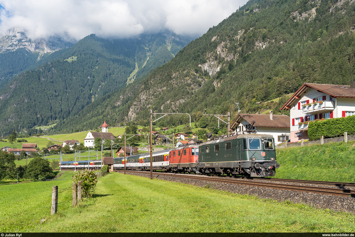 SBB Re 420 161 / Gotthard-Panorama-Express Arth-Goldau - Lugano / Silenen, 18. September 2021<br>
Wegen Lokdefekt verkehrte der GoPEx an diesem Tag ab Flüelen mit 80 min Verspätung mit der grünen Re 420 161 als Ersatzlok, welche am Morgen als ETCS-Vorspann für den RAe TEE II 1053 von Arth-Goldau nach Erstfeld diente.