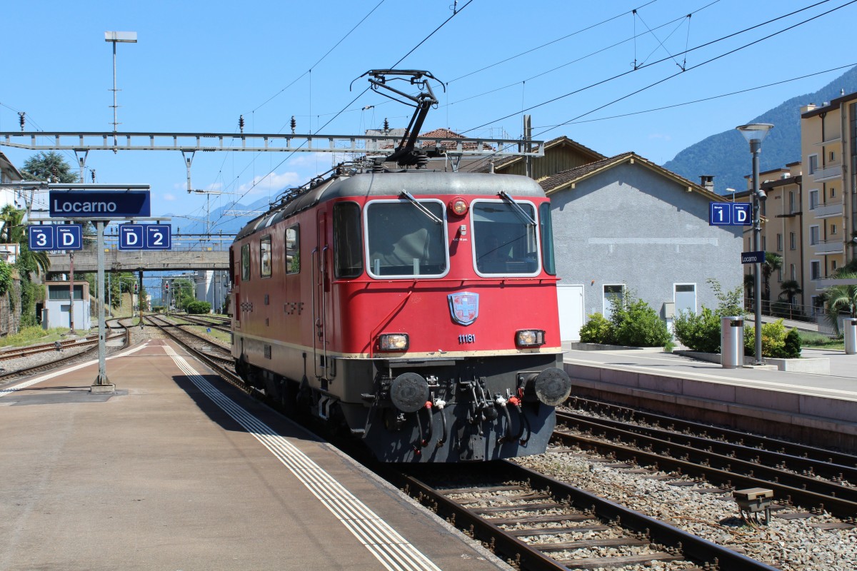 SBB: Re 420 181 (Re 4/4 11181) im Bahnhof Locarno am 10. Juli 2015. 