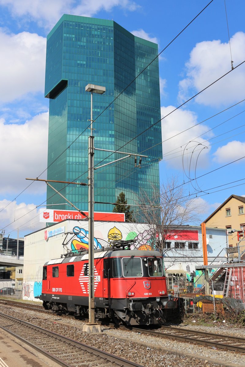 SBB Re 420 203-2 in der LION-Lackierung auf Rangierfahrt im Bahnhof Zürich Hardbrücke. Dahinter sieht man den 126 Meter hohen Prime Tower.

Mittwoch, 14. März 2018