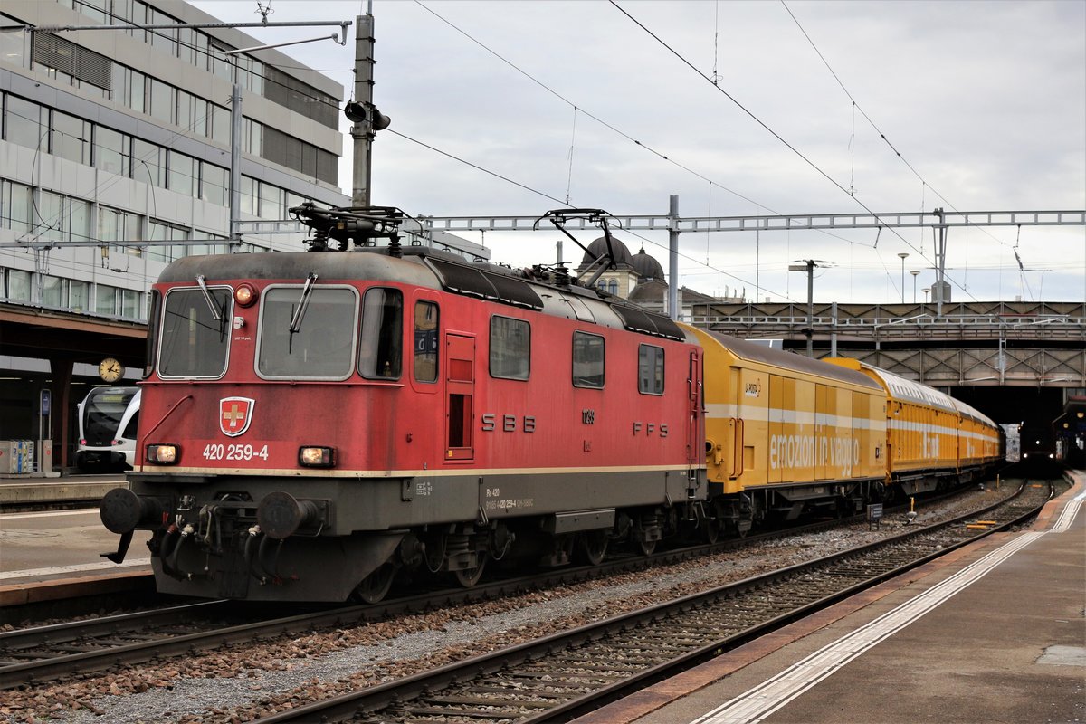SBB Re 420 259-4 durchfährt mit einem Postzug den Hauptbahnhof Winterthur in Richtung Winterthur Grüze. Freitag, 5. Januar 2018