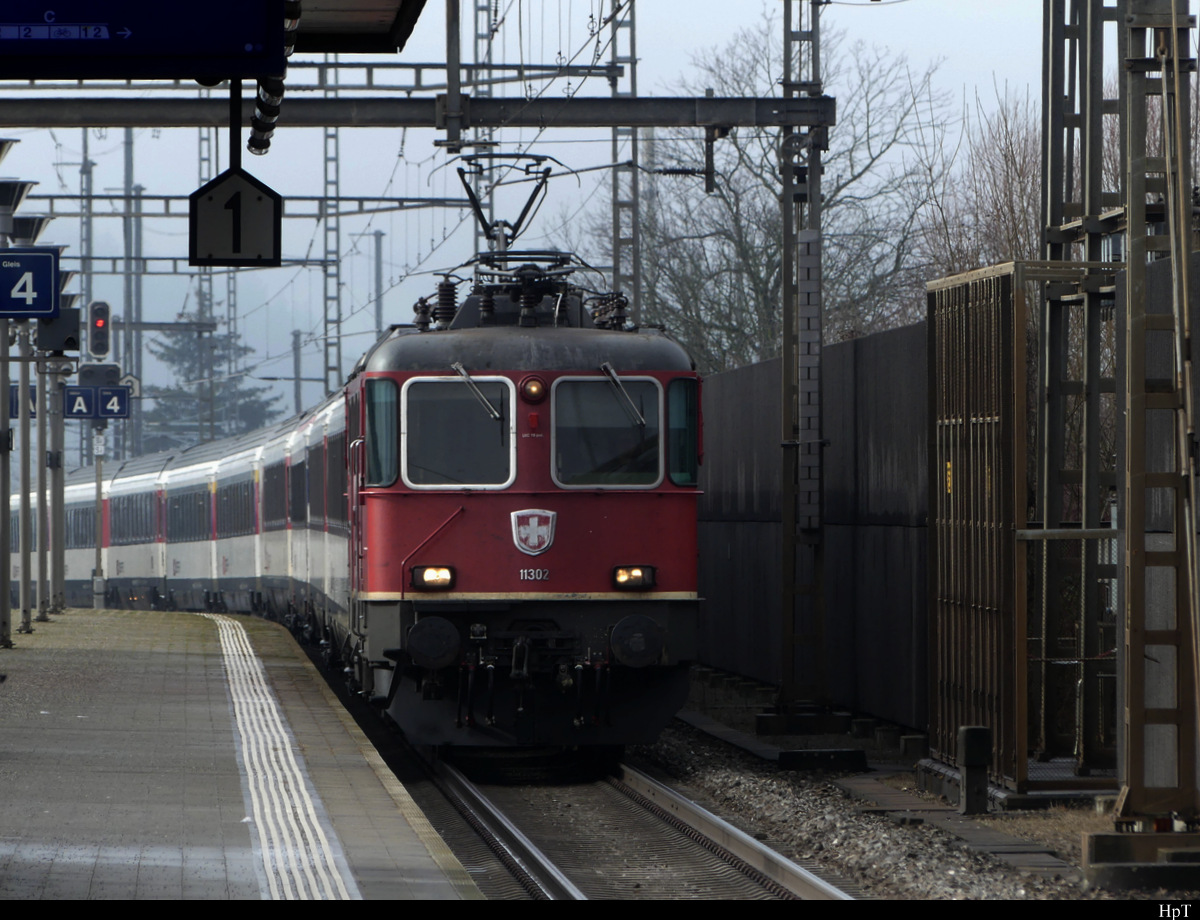 SBB - Re 420 303 mit SBB Personenwagen bei der durchfahrt im Bahnhof Gelterkinden am 31.01.2021