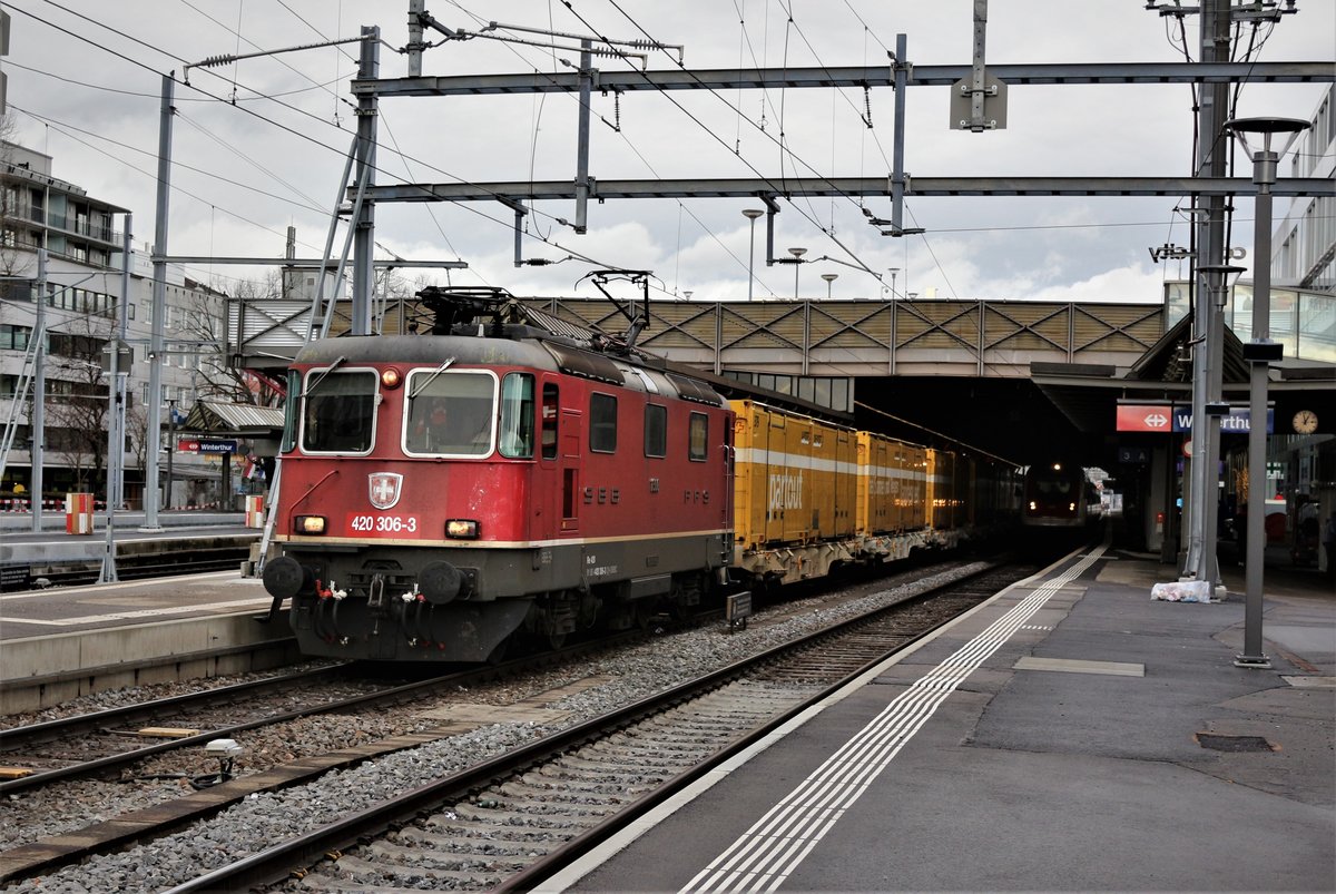 SBB Re 420 306-5 durchfährt mit einem Postzug den Hauptbahnhof Winterthur Richtung Effretikon. Freitag, 5. Januar 2018