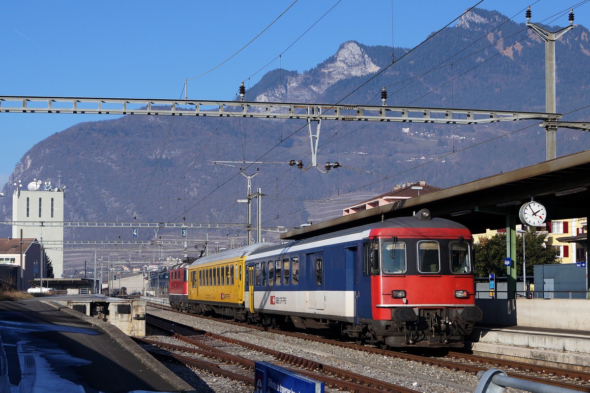 SBB: Re 420 mit Messzug unterwegs am 16. Dezember 2013. Die  Zufallsaufnahme  ist anlässlich der Bahnhofsdurchfahrt Aigle entstanden.
Foto: Walter Ruetsch