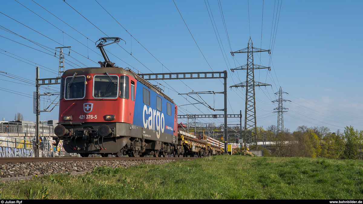 SBB Re 421 376 mit Expresszug Fribourg - RBL am 9. April 2020 im Löchligut.