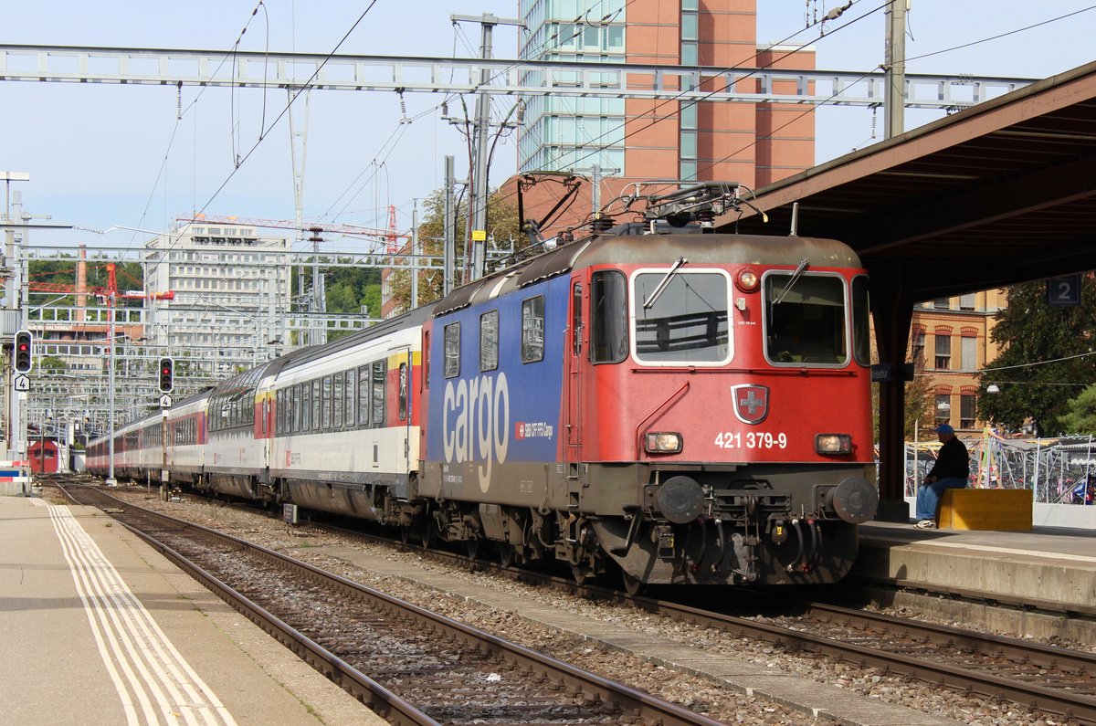 SBB Re 421 379-9 zog am 2. September 2017 den EC von München Hbf nach Zürich HB und kommt im Bild auf Gleis 3 im HB Winterthur an.