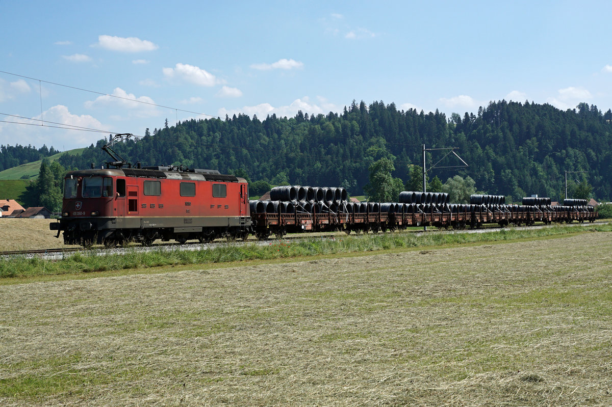 SBB: Re 430 359-0 mit einem Stahlzug bei Grünenmatt auf der Fahrt nach Sumiswald-Grünen am 19. Juni 2017.
Foto: Walter Ruetsch