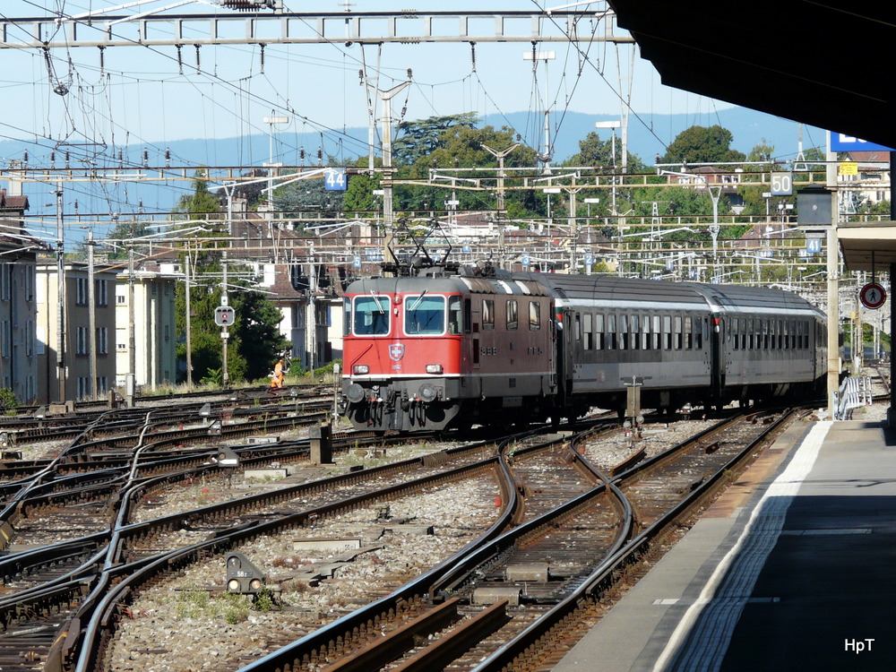 SBB - Re 4/4 11114 vor IR bei der einfahrt im Bahnhof Lausanne am 03.09.2013