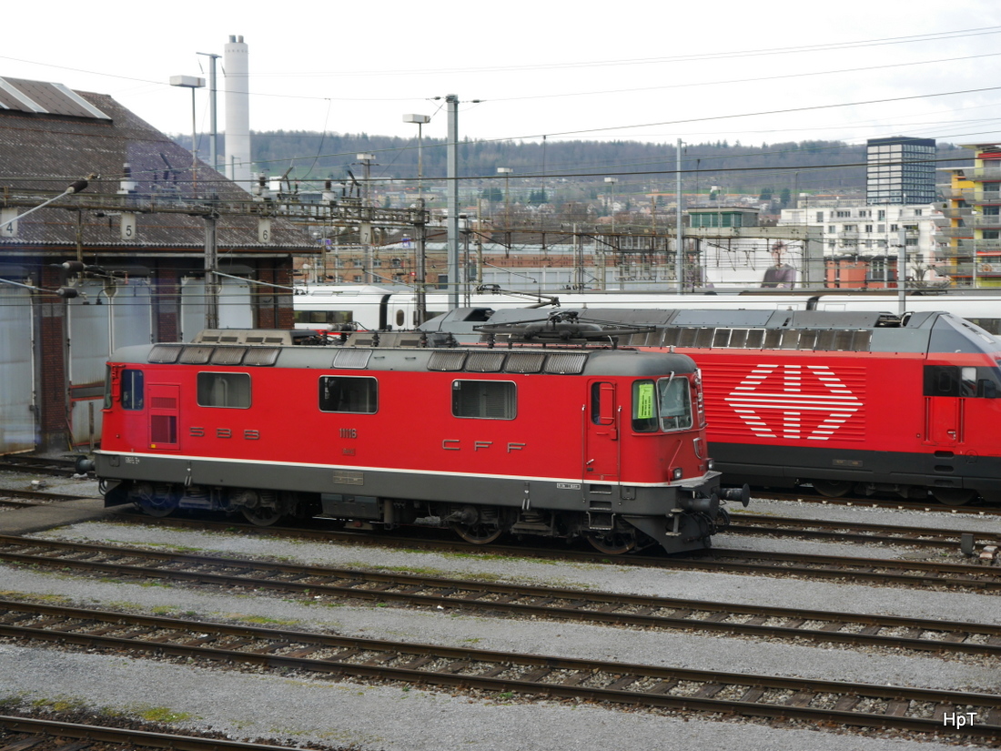 SBB - Re 4/4 11116 in Zürich am 27.03.2015 .. Foto wurde durch die Scheibe eines ICN gemacht ..