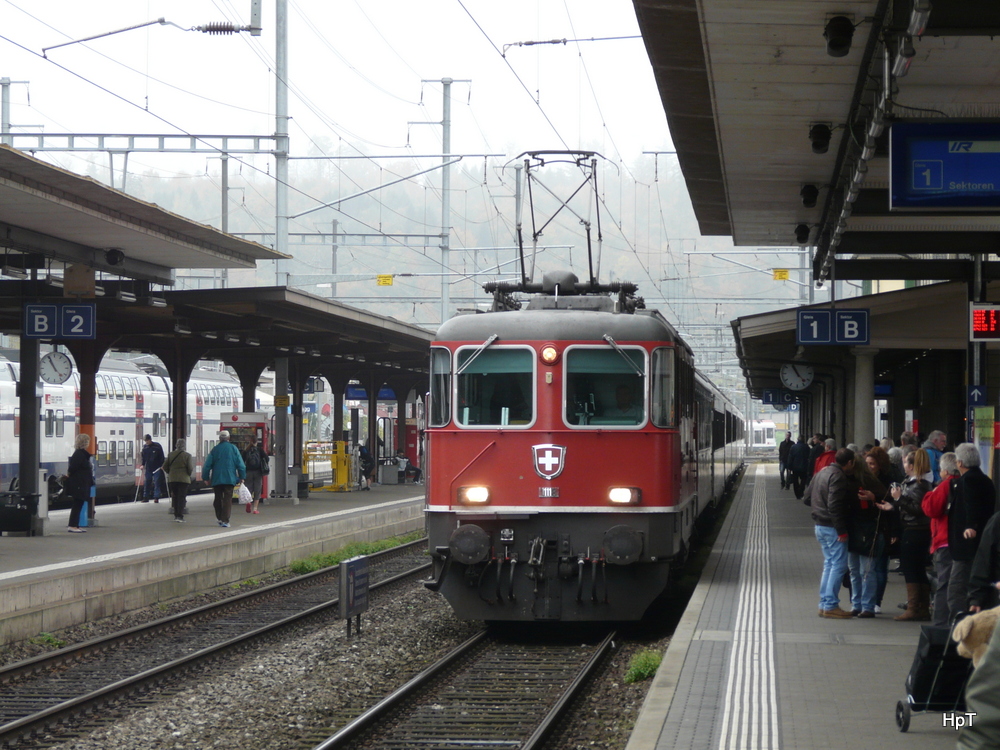 SBB - Re 4/4 11118 mit IR bei der einfahrt im Bahnhof Brugg am 24.10.2013