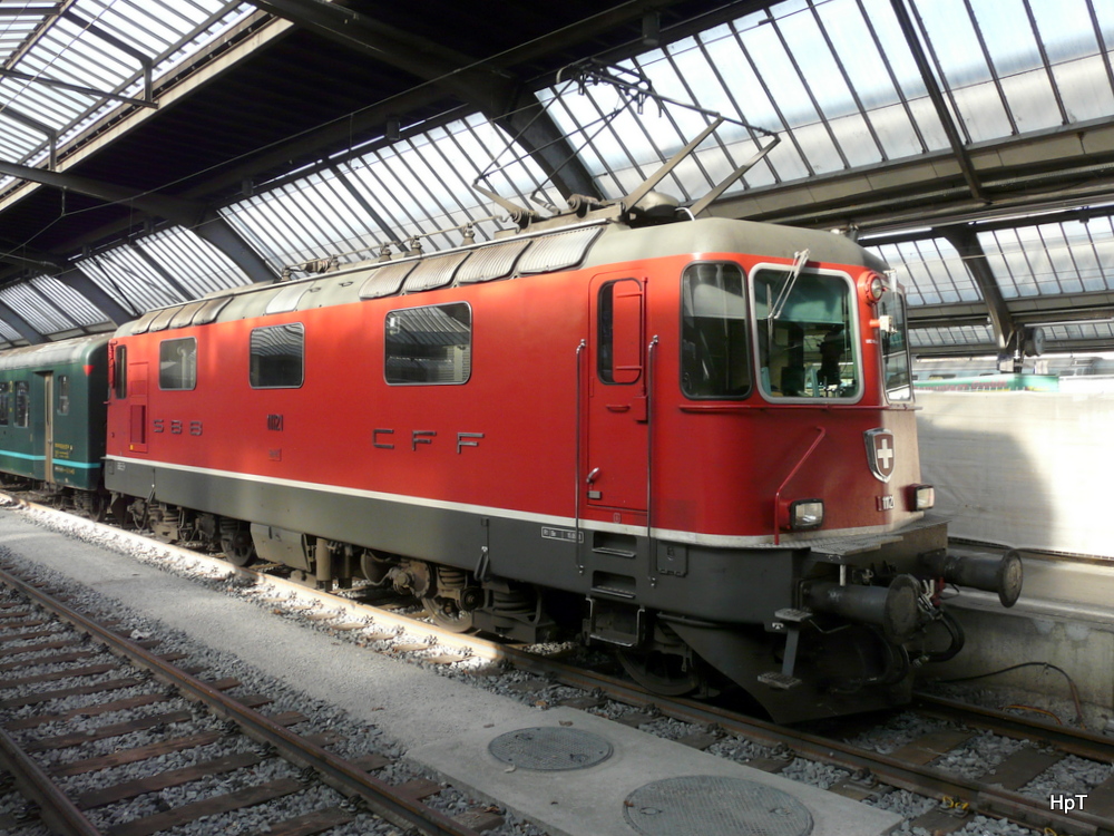 SBB - Re 4/4  11121 im HB Zürich mit Ersatzzug Zürich - Bern am 01.02.2014