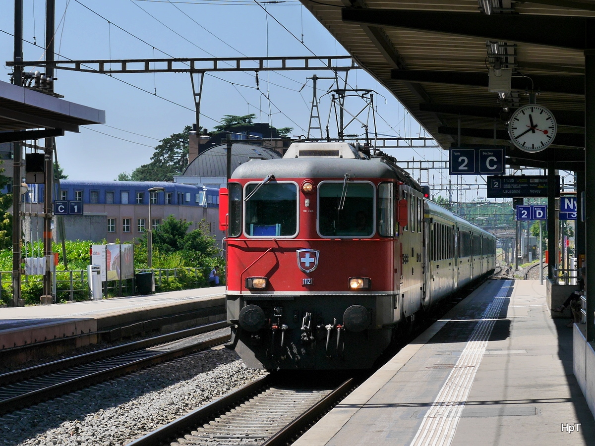 SBB - Re 4/4 11121 als Ersatz RE Genf - Vevey bei der einfahrt im Bahnhof Nyon am 10.07.2016