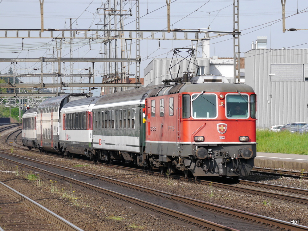 SBB - Re 4/4  11122 mit 3 verschiedenen Personenwagen und  1 Steuerwagen bei der durchfahrt in Rupperswil am 25.04.2014