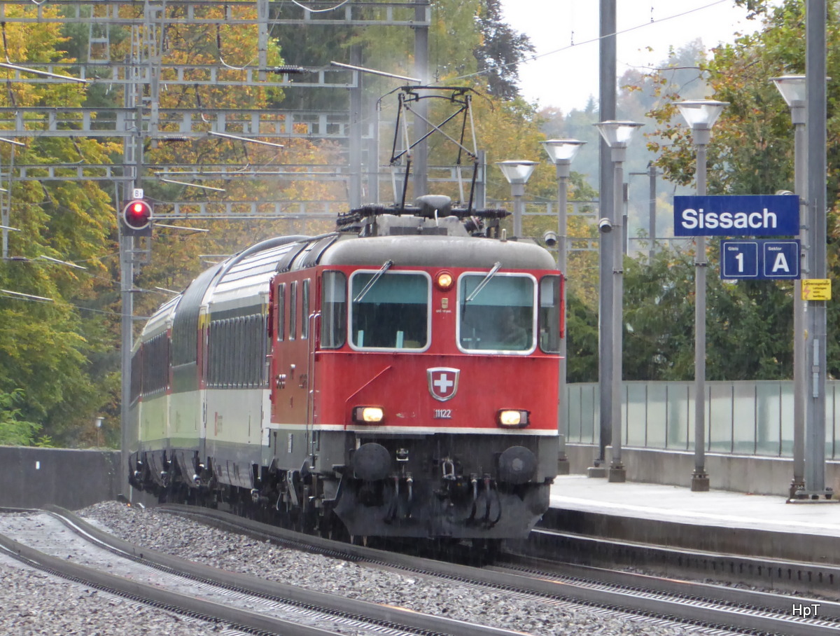 SBB - Re 4/4 11122 vor IR bei der durchfahrt in Sissach am 06.10.2015