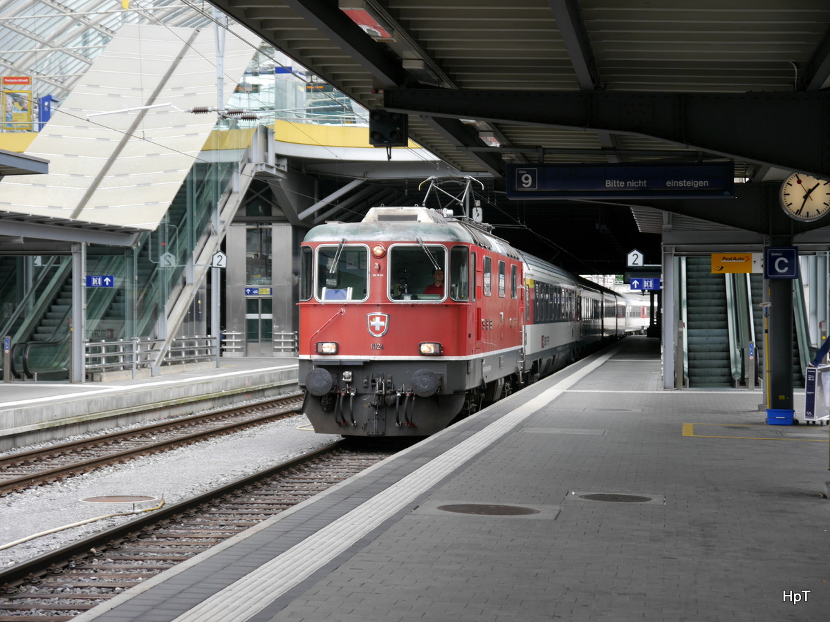 SBB - Re 4/4 11124 nach Bitte nicht einsteigen im Bahnhof Chur am 06.06.2017