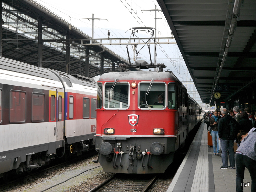 SBB - Re 4/4  11125 vor IR bei der einfahrt im Bahnhof Olten am 05.04.2014