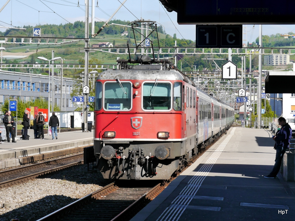 SBB - Re 4/4 11131 als IR nach Neuchatel bei der einfahrt im Bahnhof von Yverdon les Bains am 09.05.2017