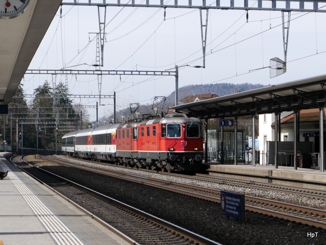 SBB - Re 4/4 11132 und Re 4/4 mit 4 Personenwagen bei der durchfahrt in Sissach am 07.03.2015