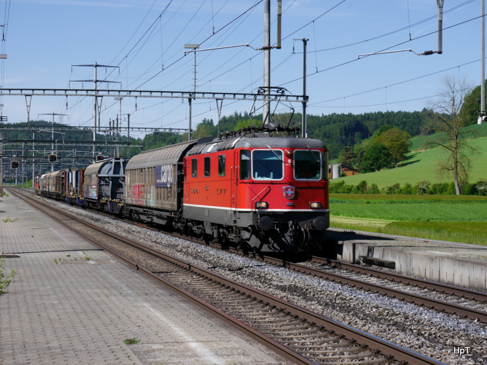 SBB - Re 4/4  11135 mit Güterzug unterwegs in Wynigen am 20.05.2014