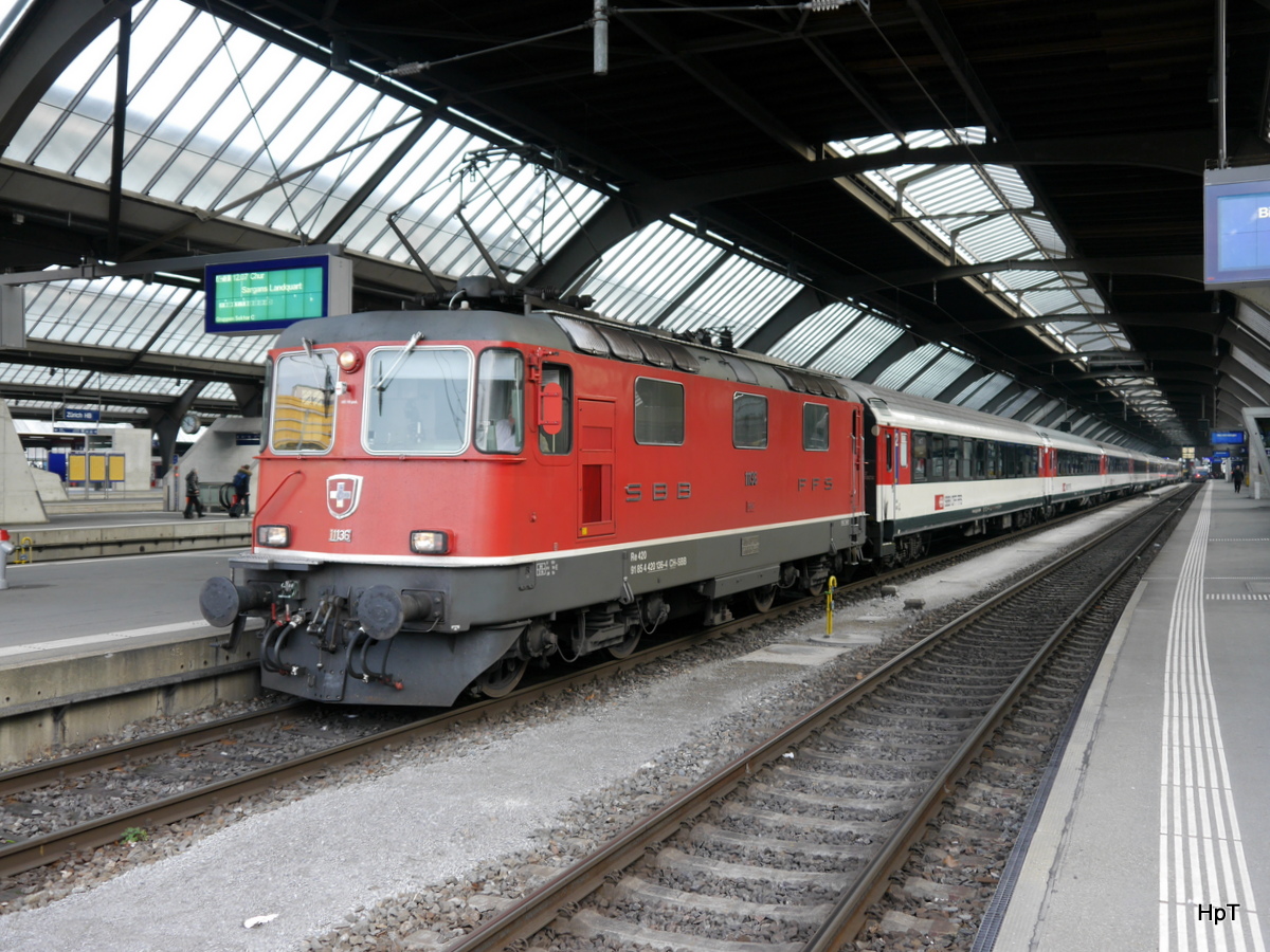 SBB - Re 4/4 11136 vor Zug nach Chur im HB Zürich am 28.01.2018
