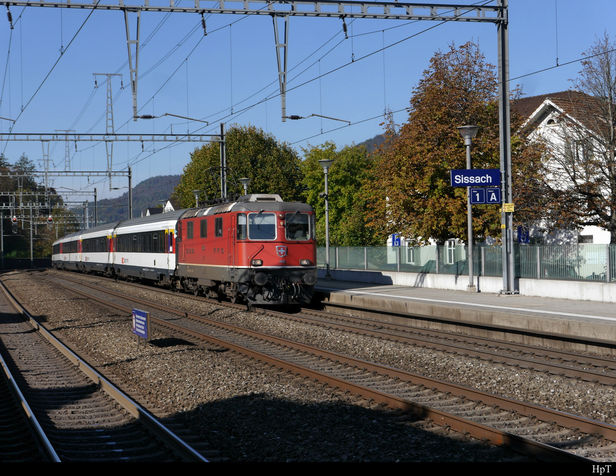 SBB - Re 4/4  11136 bei der einfahrt im Bahnhof Sissach am 26.10.2019
