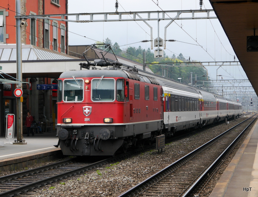 SBB - Re 4/4  11136 mit IR im Bahnhof Arth-Goldau am 05.04.2014