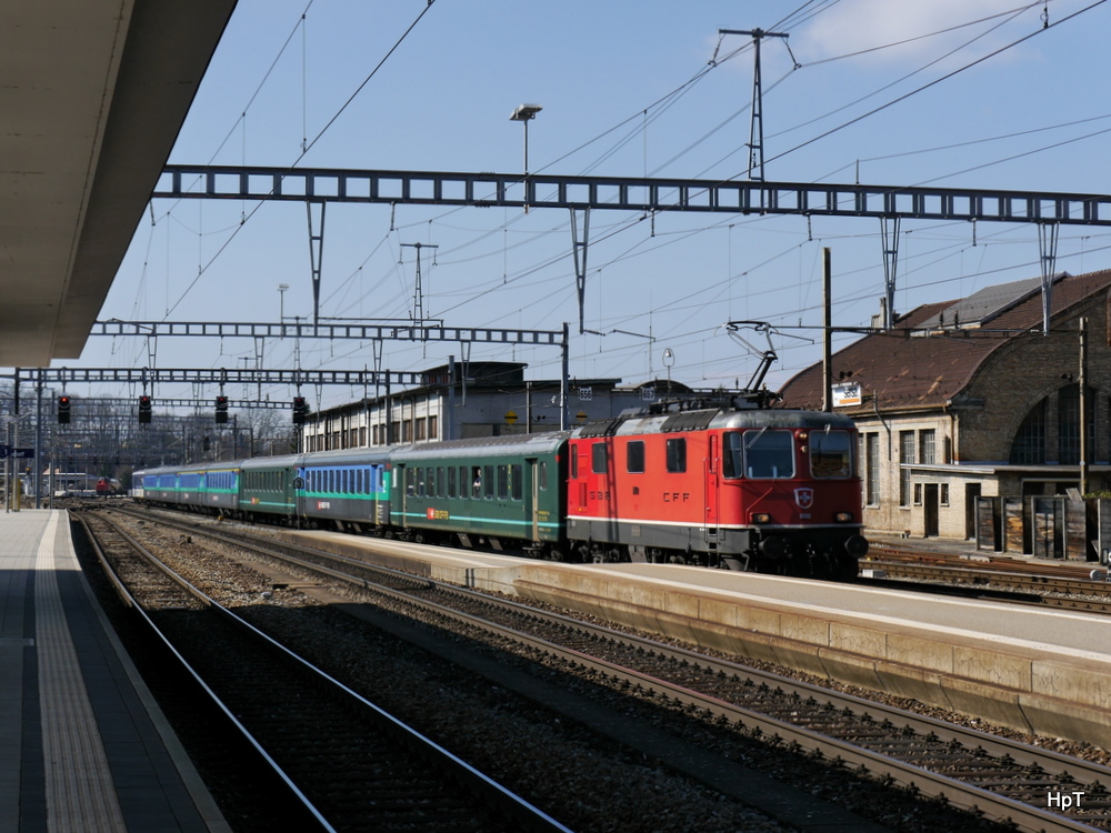 SBB - Re 4/4 11140 mit Ersatzzug bei der einfahrt im Bahnhof Burgdorf am 16.03.2014