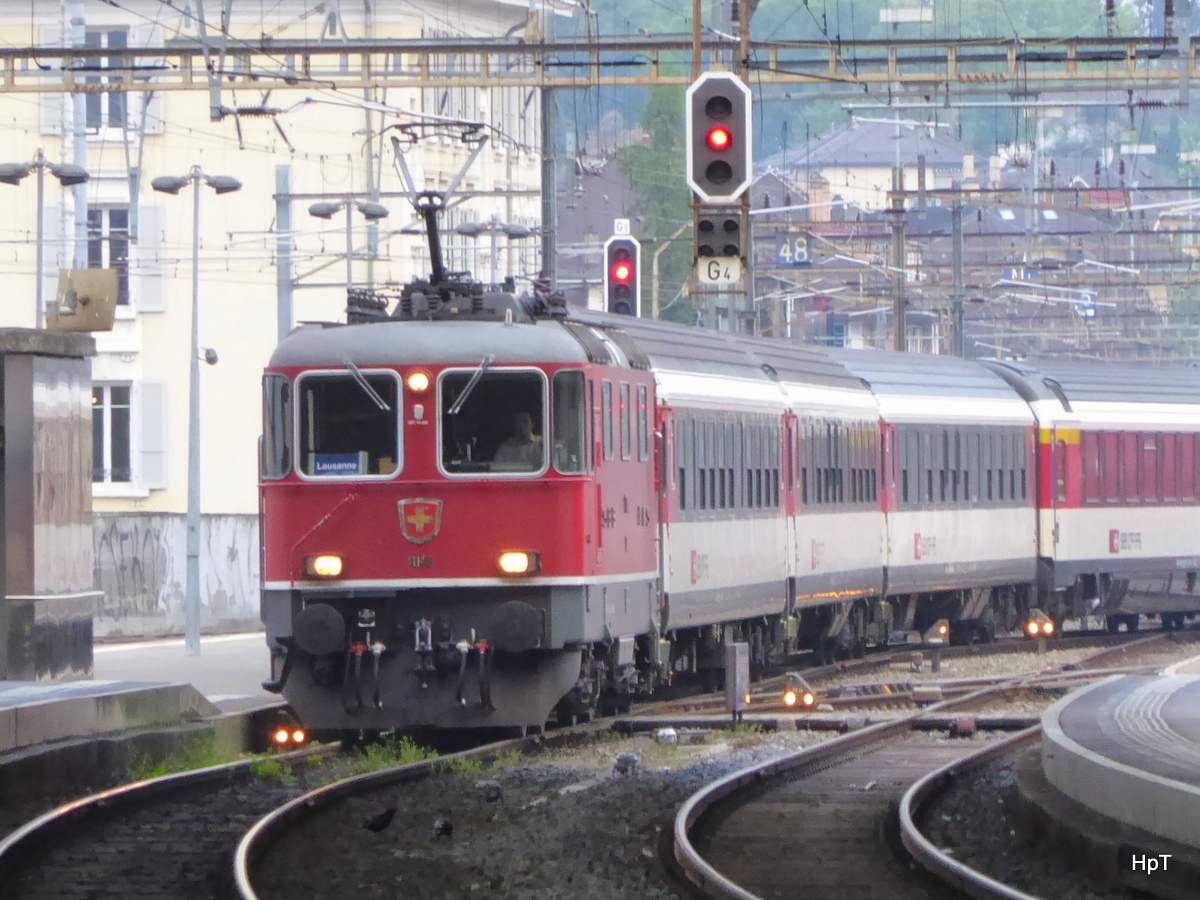 SBB - Re 4/4 11145 mit IR bei der einfahrt im Bahnhof Lausanne am 03.05.2016