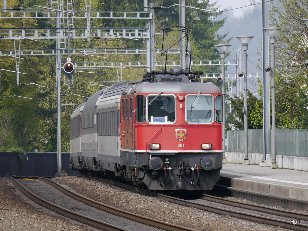 SBB - Re 4/4  11147 mit IR im Bahnhof von Sissach am 06.04.2014
