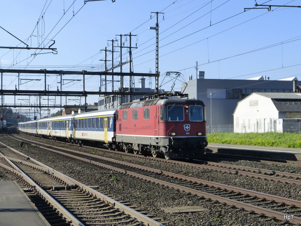 SBB - Re 4/4  11148 mit Ersatzzug bei der durchfahrt im Bahnhof Rupperswil am 26.10.2014