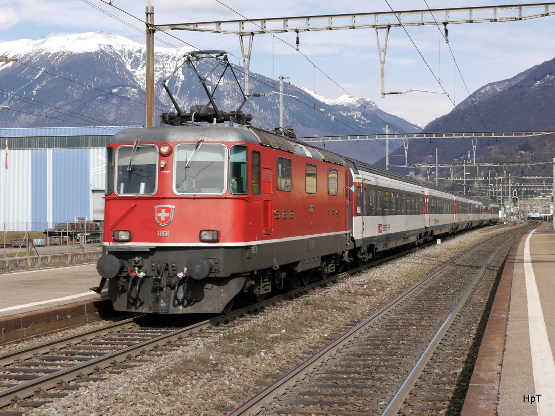 SBB - Re 4/4 11151 mit IR bei der durchfahrt in Giubiasco am 27.02.2015