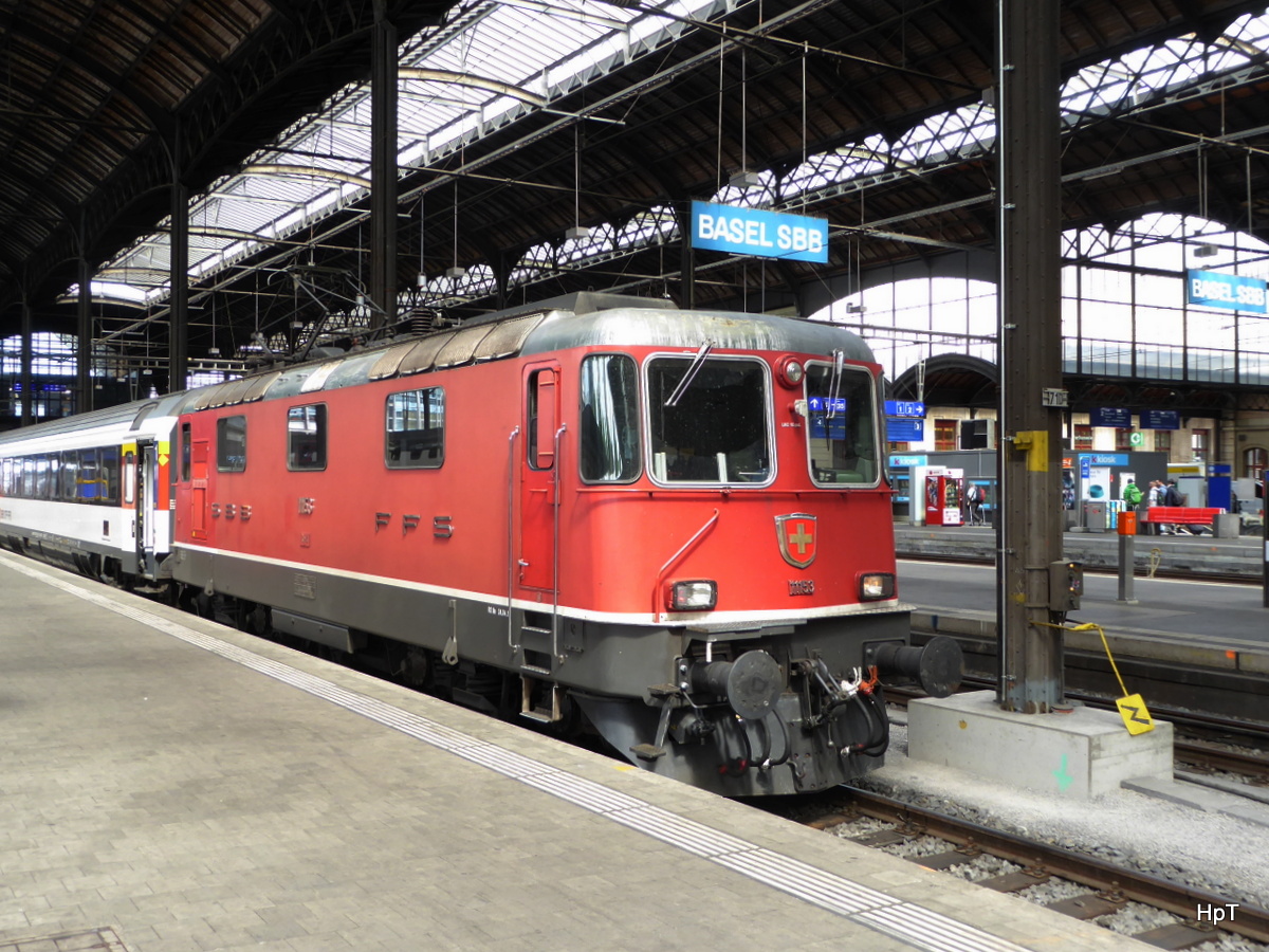 SBB - Re 4/4  11153 im Bahnhof Basel SBB am 09.05.2016