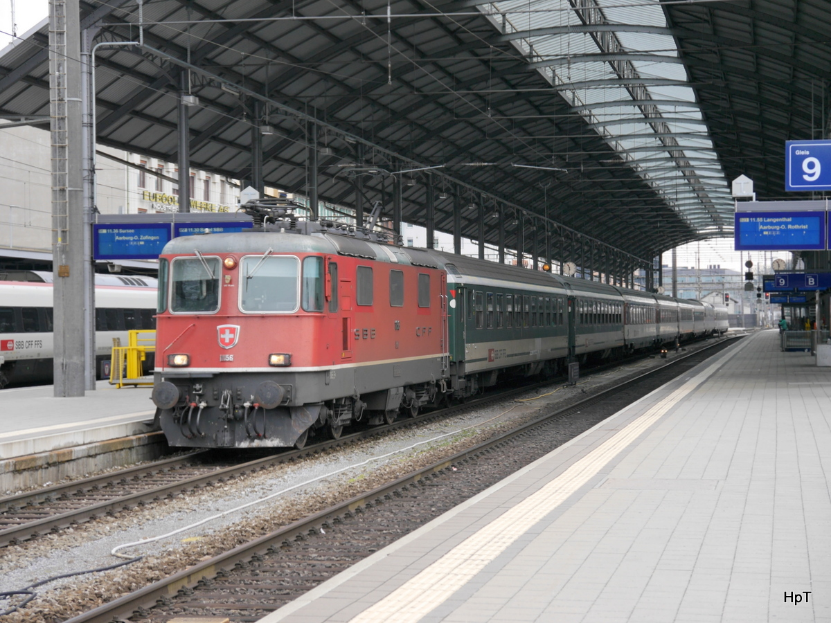 SBB - Re 4/4 11156 mit IR im der Bahnhofshalle in Olten am 28.03.2016