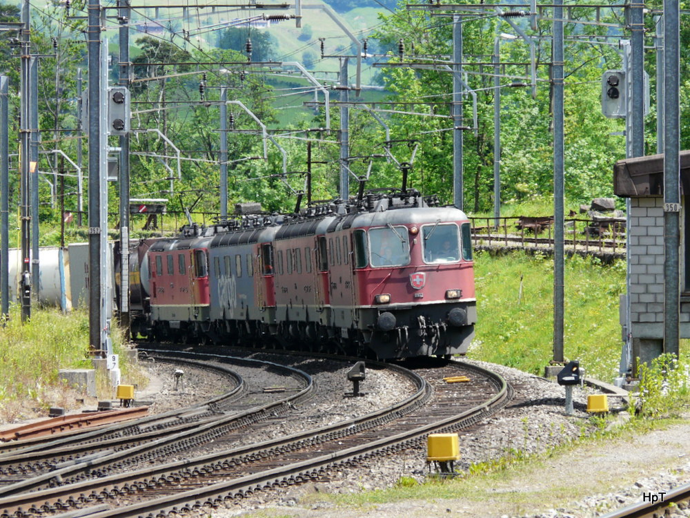 SBB - Re 4/4 11162 und Re 6/6 11676 und Re 6/6 620 087-7 und Re 4/4 11338 vor Güterzug bei der einfahrt in den Bahnhof Arth-Goldau am 29.05.2014